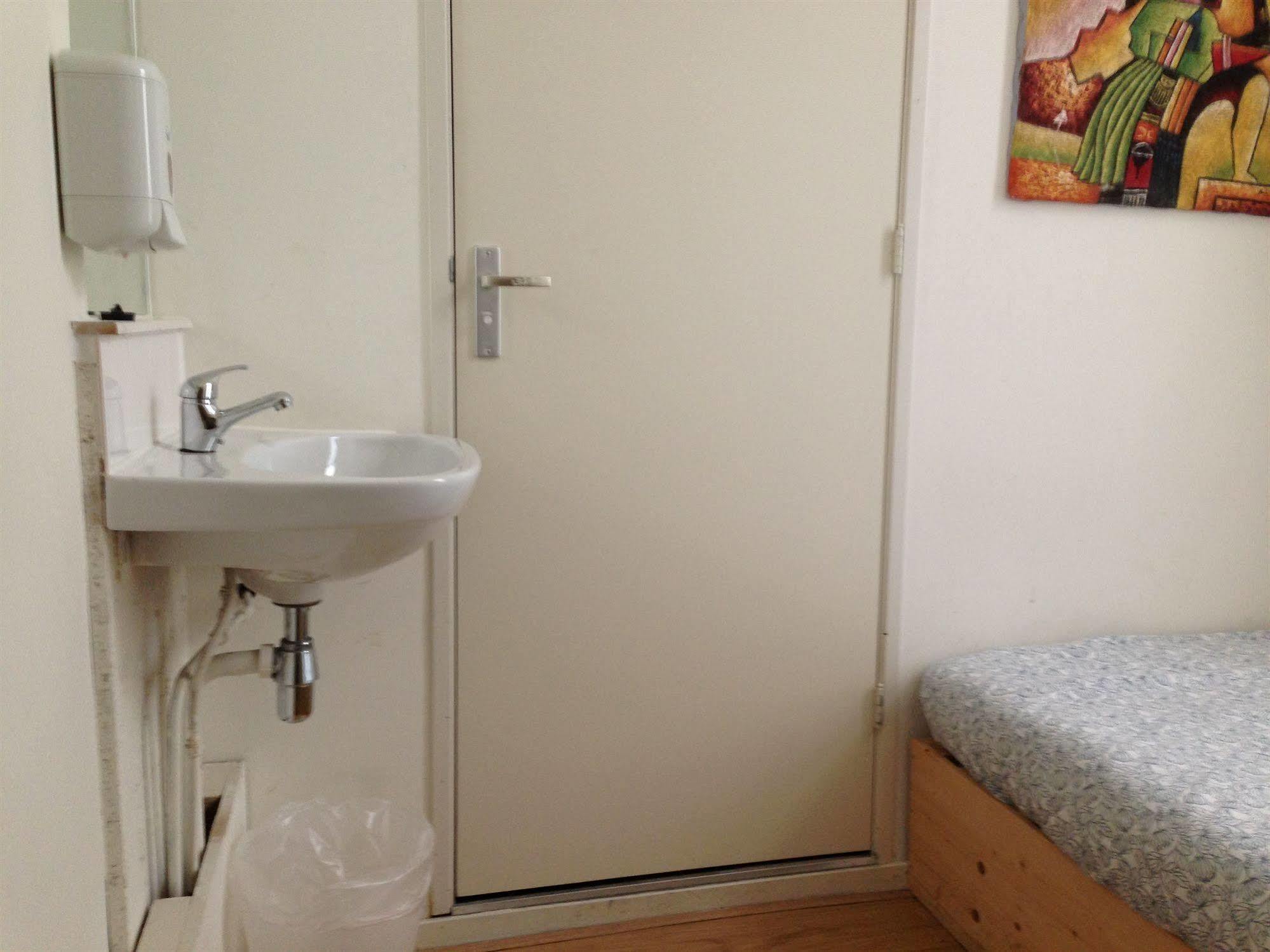 Stone Hotel & Hostel Utrecht Bagian luar foto